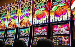 Studio dealer langsung superdewa dengan setup profesional untuk blackjack dan roulette