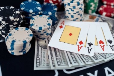 Dealer langsung membagikan kartu dalam permainan Speed Baccarat